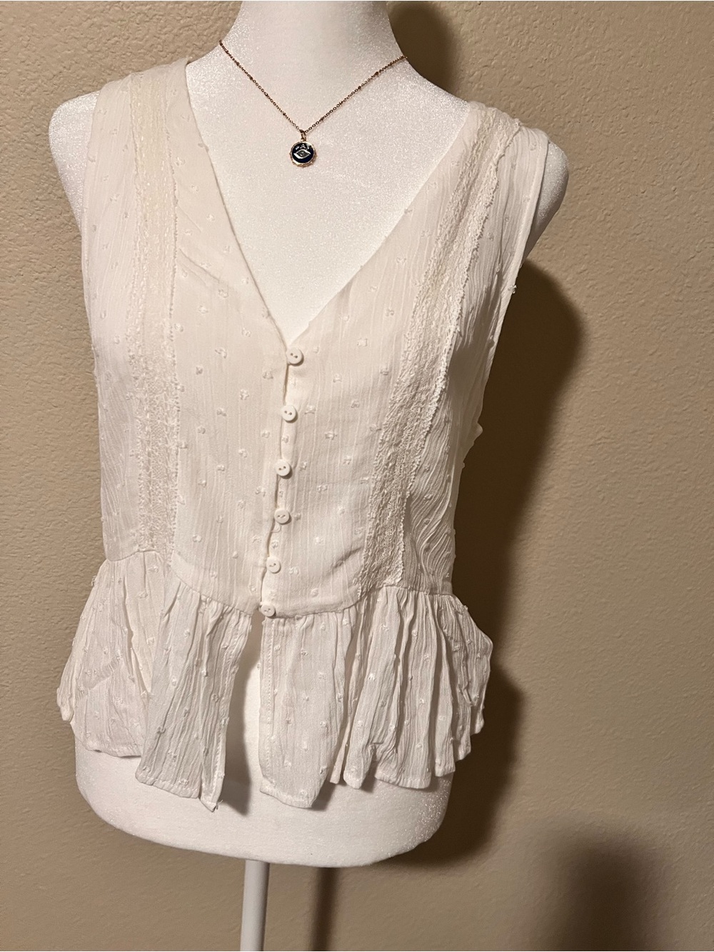 Women's Cream Button-Front Ruffled V-Neck Tank Top